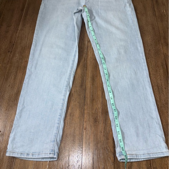 LEVI’S Mid Rise Boyfriend Light Wash - Picture 9 of 11